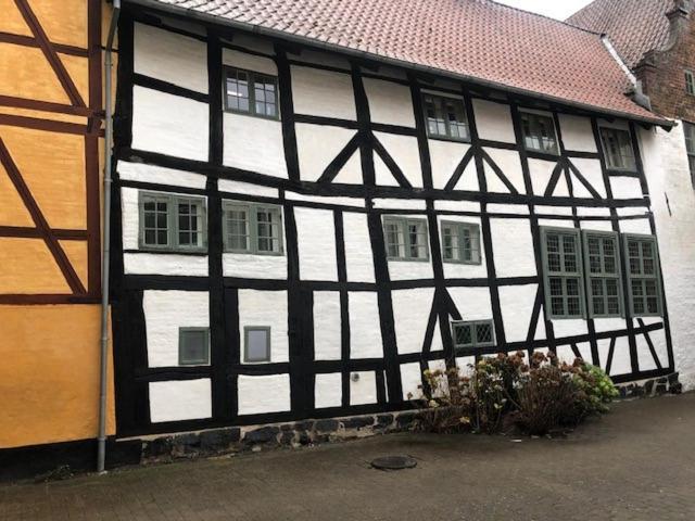 Stemningsfuld Lejlighed - 3 Minutters Gang Fra H.C. Andersens Hus Apartment Odense Exterior foto
